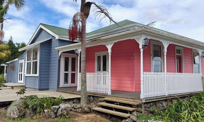 Maungatapere Casa | Avocado Orchard Escape with Mountain Views & Artist Studio, Pet-Friendly!