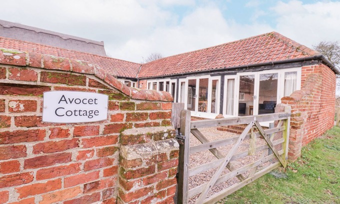 Dunwich Cabaña | AVOCET COTTAGE, pet friendly, character holiday cottage in Westleton