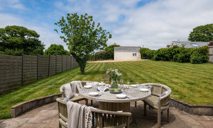 Thurlestone Casa | Avon Edge - Family and Dog-Friendly Seaside Escape with Garden, Near Beaches & South West Coast Pat