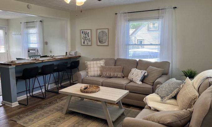 Avon Lake Cabaña | Avon Lake Updated 2 Bedroom Cottage near Lake Erie on Very Quite Wooded Street