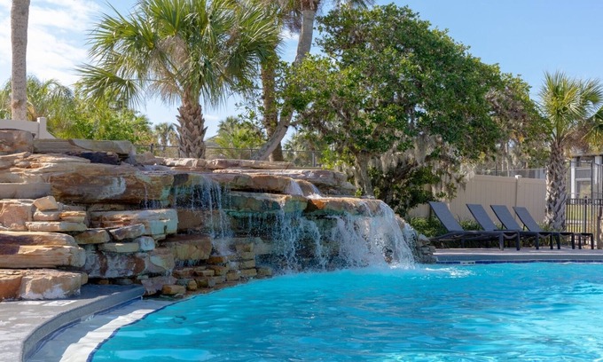 Palm Coast Hotel | Awaiting Adventure! Painters Hill Beach, Peaceful Accomodation w/ Kitchen!