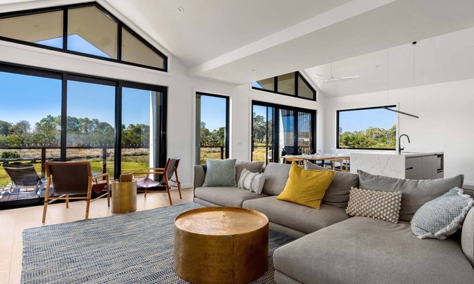Inverloch Casa | Awakening Broadbeach - Wifi, linen