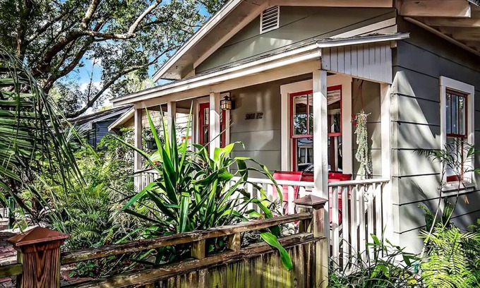 Seminole Heights Cabaña | ★Award Wining★ 1923 Arts & Craft Cottage