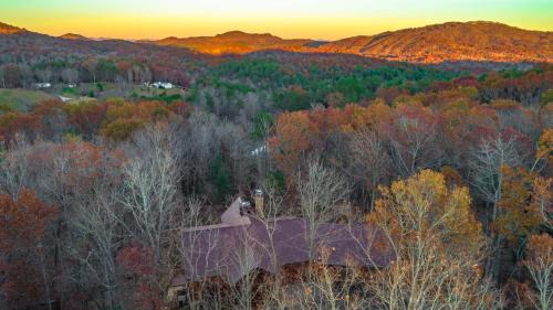 Mineral Bluff Casa | Awe-Inspiring Mountain View - Luxury Cabin with Epic Mountain Views, Hot Tub, Movie Room, Game Room, Library and More