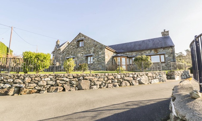 Llanfair Cabaña | Awel Y Llan, LLANFAIR