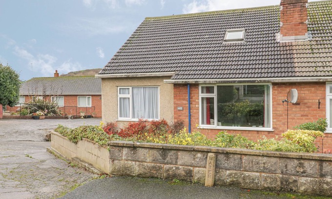 Rhos on Sea Cabaña | AWELON, pet friendly, country holiday cottage in Rhos-On-Sea