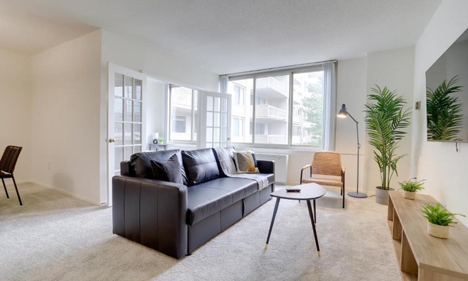 Aurora Highlands Apartamento | Awesome 1 BR Apt + Den At Crystal City With Gym