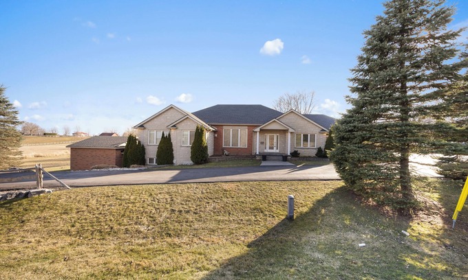 County of Brant Casa | Awesome 4BR Brantford Home ~ Hot Tub ~ Pool Room
