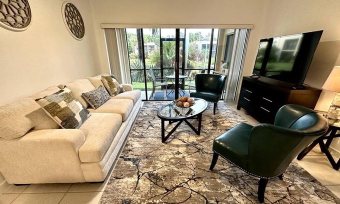 Central Naples Apartamento | Awesome Apartment near the Beach