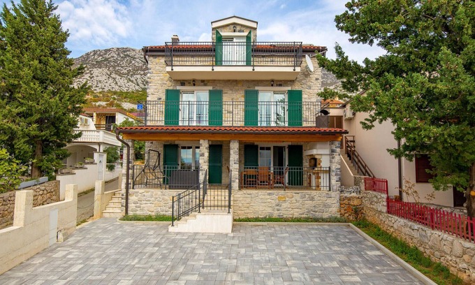 Ribarica Casa | Impresionante casa en Cesarica con.