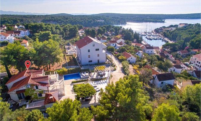 Cove Makarac (Milna) Casa | Awesome Home In Milna With Wifi
