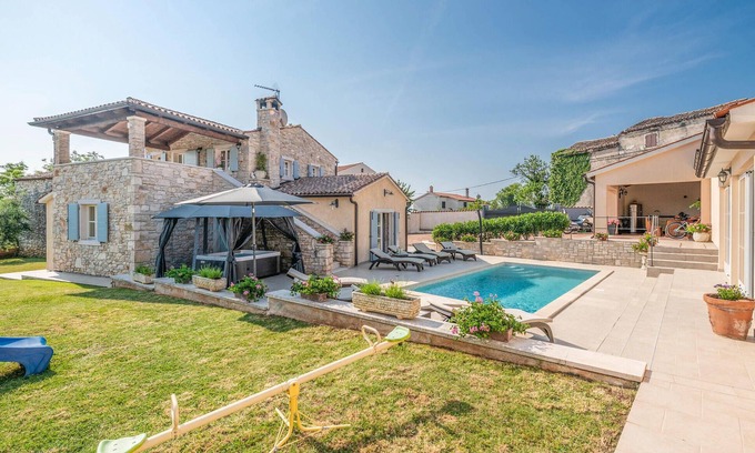 Valtura Casa | Hermosa casa en Pula con sauna