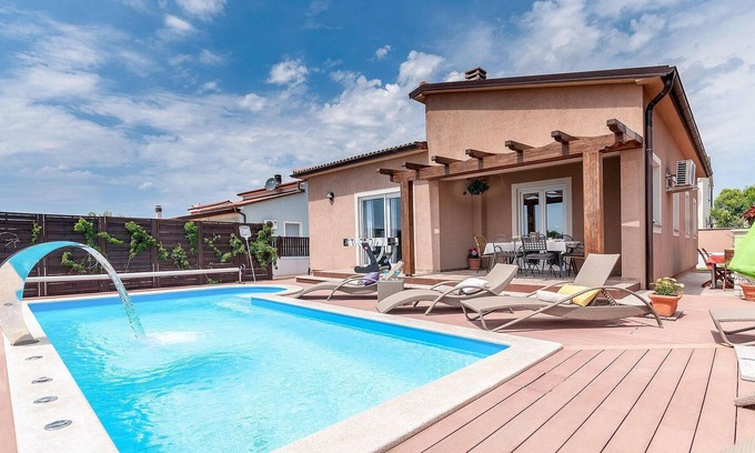 Skatari Casa | Impresionante casa en Pula con sauna