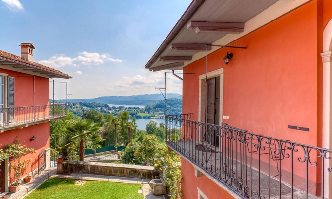 Carcegna Apartamento | Impresionante apartamento en Carcegna di Miasino.