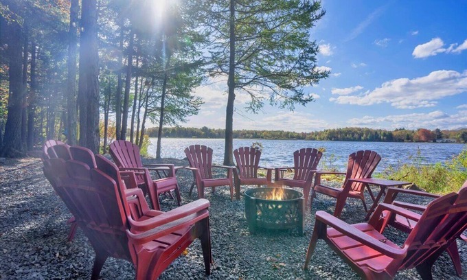 Tobyhanna Casa | 🐝 Awesome LAKEFRONT House w/ Hot Tub - Honeybee Hideaway 🐝