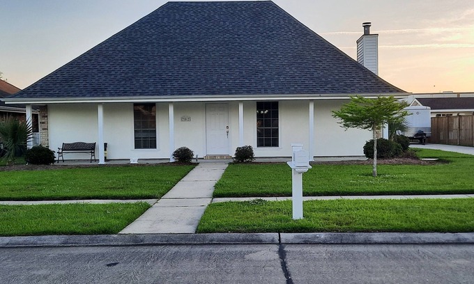 Houma Casa | Awesome location, great parking, with a park in our backyard