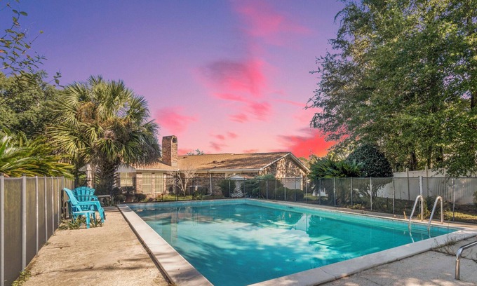 Northeast Pensacola Casa | Awesome Pool! Sleeps 10! 5 Min to Airport! 25 Min to Beach!