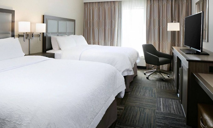 Mason City Casa | Awesome Queen Room for a Group Vacation