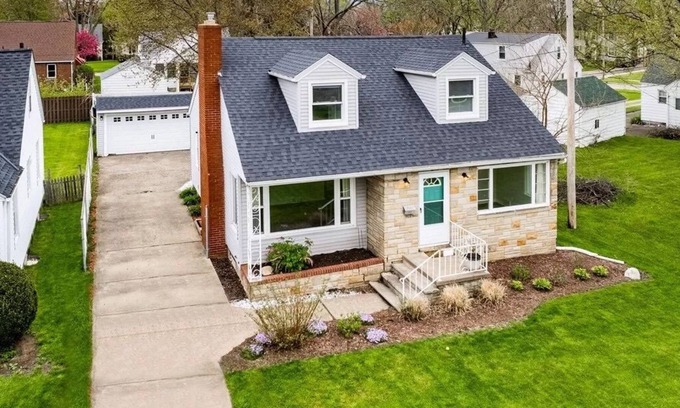 Lorain Cama Y Desayuno | Awesome Stay - 1 min away lake Erie / Boat rental , Cedar point (Upstair)