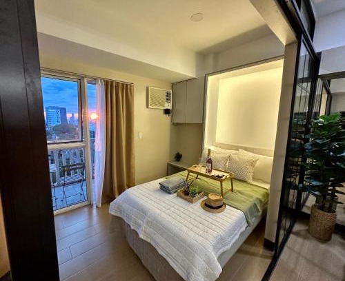 Pinagsama Apartamento | Awesome Sunset View in Venice Mall Suite with PS5 30th edition, Walk to Everything, 5 mins away to BGC, DisneyPlus, Prime Video, HBO Max