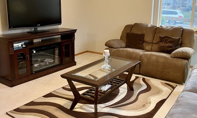Northgate Casa | Awesome Vacation Getaway with 3 Queen beds, large Hot Tub, Air Hockey