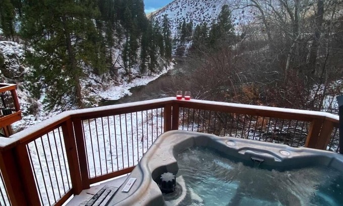 Garden Valley Cabina | Awesome Views of the Southfork Payette, Hot Tub and Room to Roam