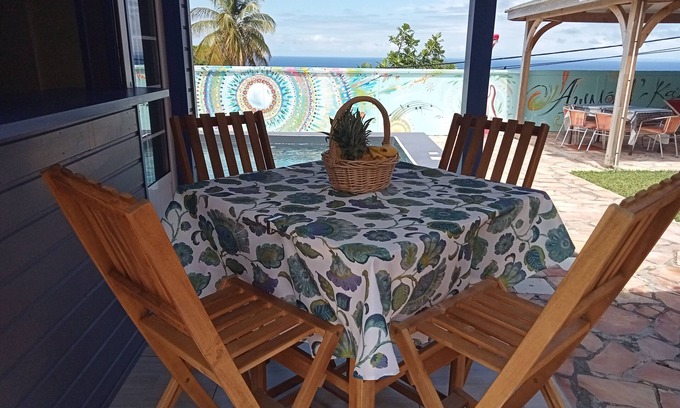 Trois-Rivieres Casa | AWMONY'KAZ: Charming bungalow with swimming pool and Balneo jets.