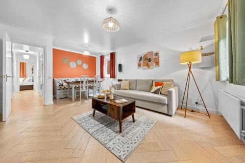 Syon Apartamento | Azalea Apartment Home comforts by the river