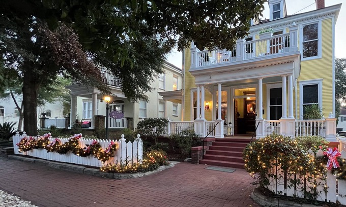 Historic Downtown Savannah Cama Y Desayuno | Azalea Inn and Villas