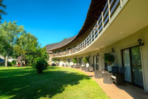 Victoria Falls Hotel | Azambezi River Lodge