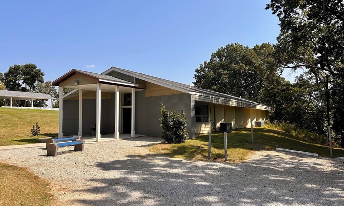 Pevely Cabina | Azaria Lodge - Sleeps up to 38 People - Keep Everyone Together as you Celebrate!