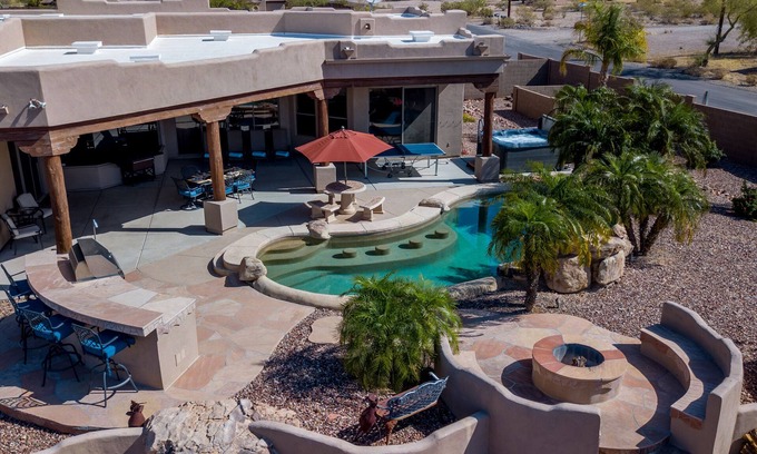 Peoria Casa | Amplio Sunset Estate con piscina, privacidad y cerca de todo menos los vecinos