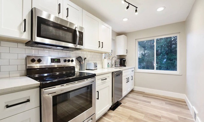 Pittsburgh Apartamento | Azure- FREE Parking! King bed!