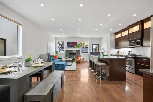 Richmond Casa | Azure Glow Retreat Central Calgary Sleeps 9