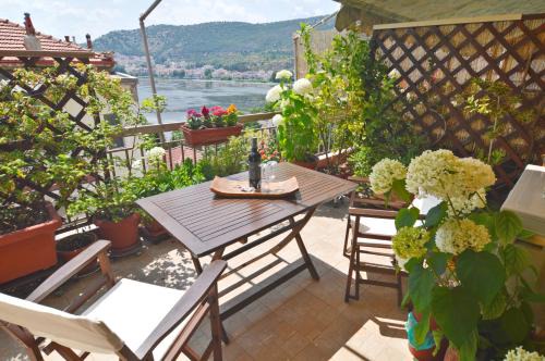 Kastoria Apartamento | Azure