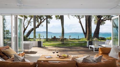 Corlette Casa | Azure Haven – A Waterfront Luxury Retreat for Families