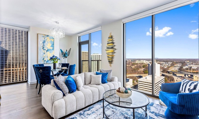 Peachtree Center Condominio | Azure Heights: Executive Stay | 21st-Floor Luxury Suite with Skyline Views