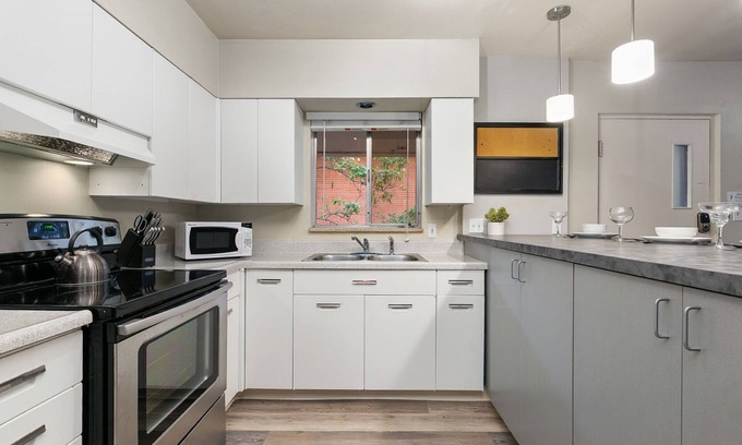 Old Town Condominio | Azure Suite Walkable Old Town Condo w/ Park View