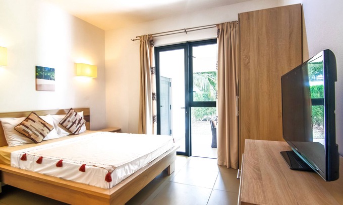 Roches Noires Apartamento | Azuri Ocean Village - Elegant 3-Bed Apartment - Private Garden & Pool Access