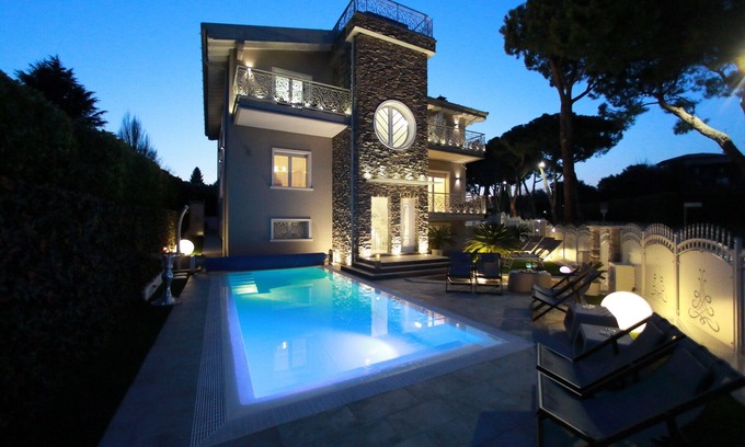 Desenzano del Garda Cama Y Desayuno | B&B Bellavista Exclusive in zona centrale con piscina riscaldata e Jacuzzi vista lago LA COLAZIONE viene servita in una pasticceria rinomata ed esclusiva esterna alla struttura
