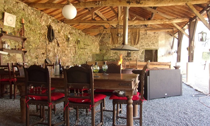 La Foret-sur-Sevre Casa | B & B en una antigua granja fortificada francesa + camping básico ofrecido