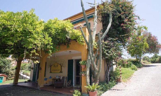 Loano Cama Y Desayuno | B&B La casa dei gelsi