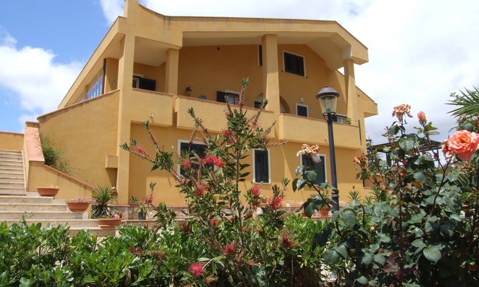 Caltanissetta Villa | B & B S. ELIA habitación RIVIERA: VILLA ENCANTADORA RODEADA EN EL PARQUE HISTÓRICO DUBINI