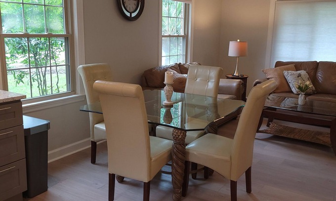 West Ashley Apartamento | B-Southern Charm- 4 miles to Downtown Charleston and Close To All Areas!