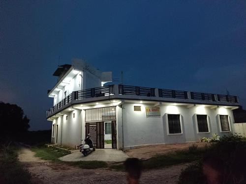 Raebareli Casa | B D House
