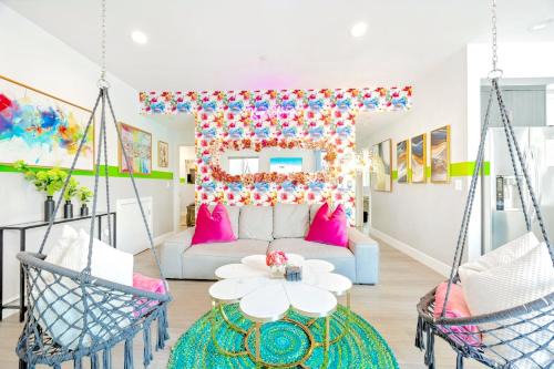 North Hollywood Apartamento | B- InstaWorthy & Family-Friendly NoHo Gem- Near Universal & Hollywood with Parking, Games, and Hot Tub