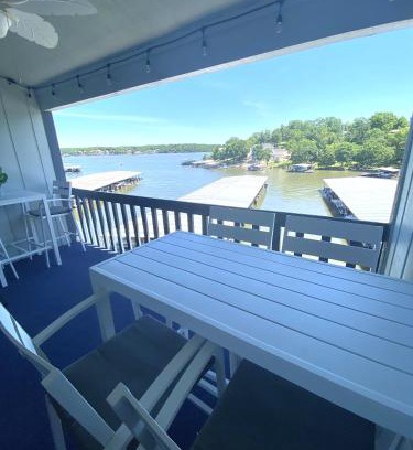 Osage Beach Apartamento | B Lakefront! Remodeled, Boat Slip, Patio Views, Pool, Boat Ramp, WIFI