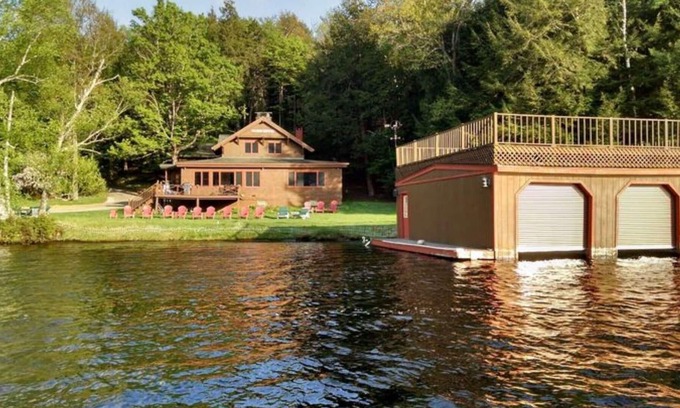 Saranac Lake Casa | Colmena de B en las orillas del Lago Inferior