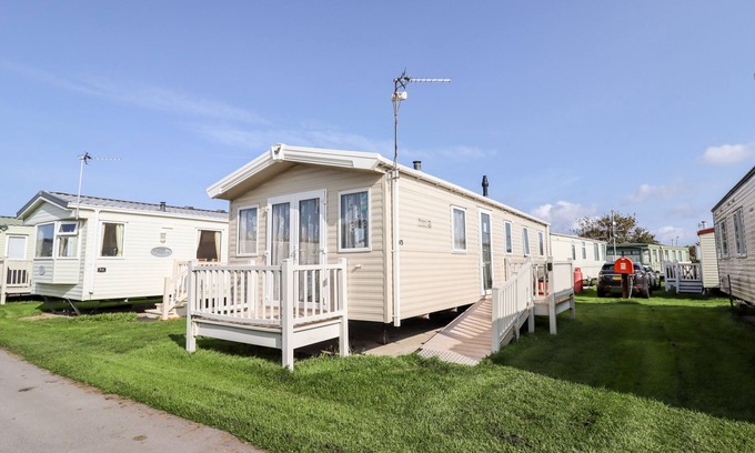 St George Cabaña | B15 TY GWYN, pet friendly, country holiday cottage in Towyn