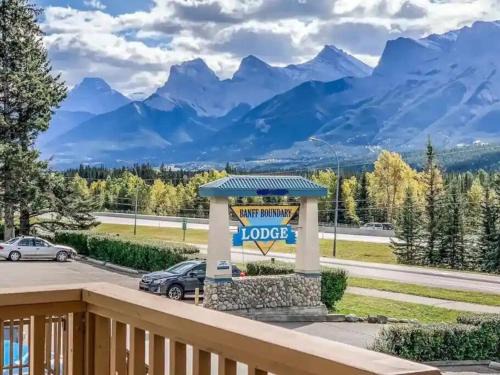 Harvie Heights Apartamento | B211 MTN View ground floor town house- 2BD, Sleeps 8, hot tub, free parking, close to Banff